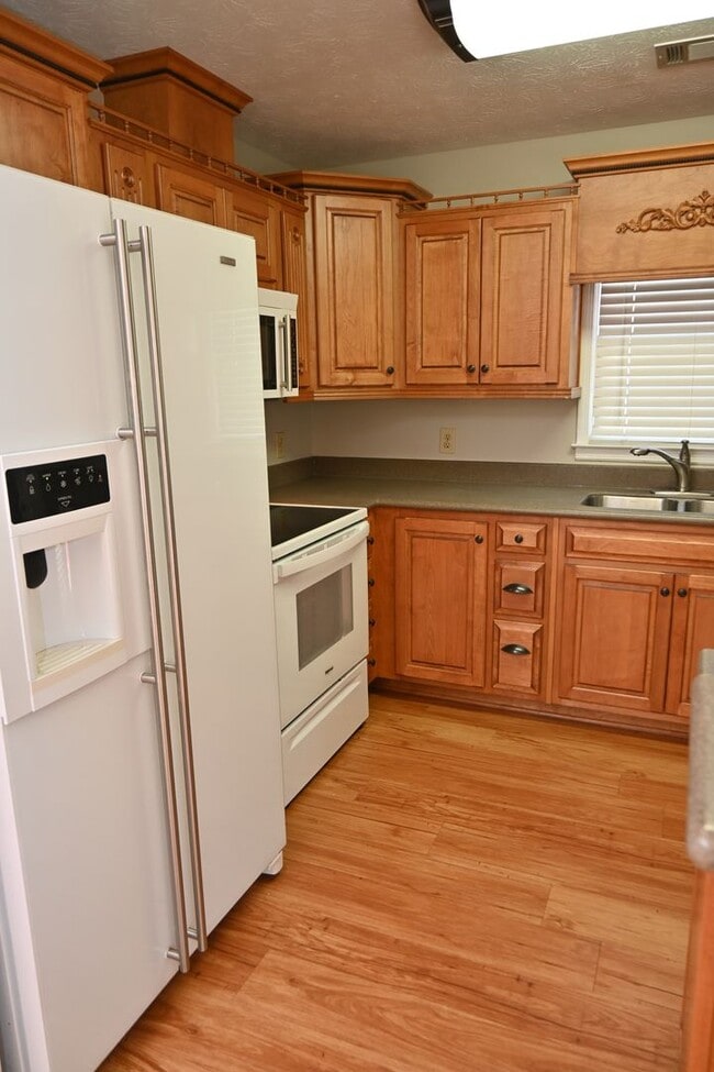 Building Photo - NE-Columbus-3 Bedrooms & 2 full Baths-Move-In Ready