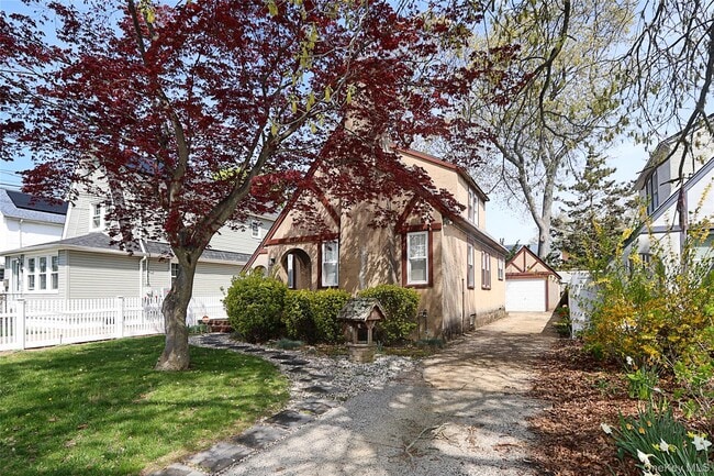 Building Photo - 987 Kings Pkwy