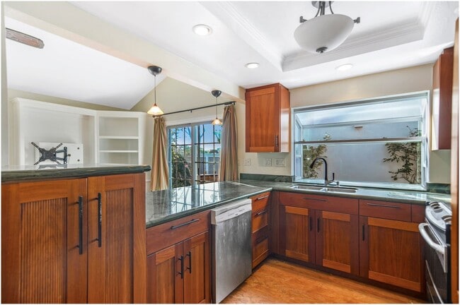 Building Photo - Beautiful Woodbridge Home!