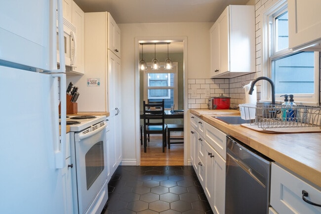 Building Photo - 11315 Roosevelt Way NE