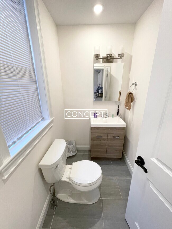 Building Photo - 2017 Commonwealth Ave