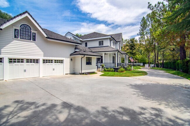 Building Photo - 28845 Countryside Dr
