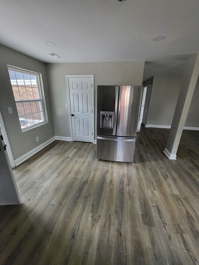 Building Photo - Remodeled 3BR home minutes from Uptown Cha...