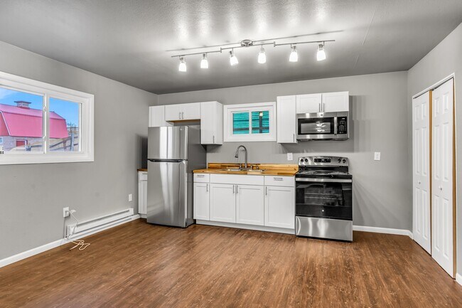 Building Photo - 2072 Oriole Rd