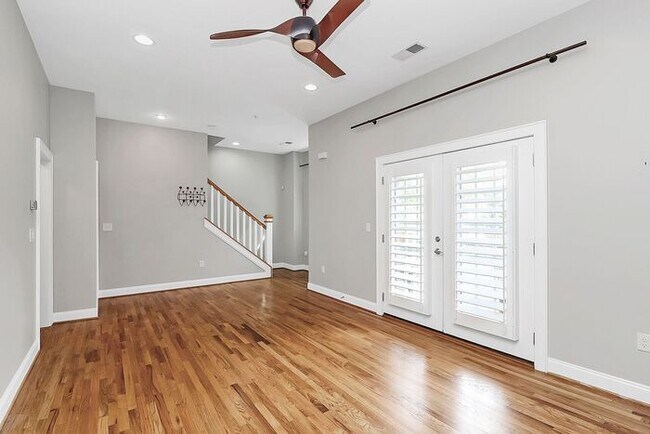 Building Photo - Beautiful 3BD/2.5BA Townhome