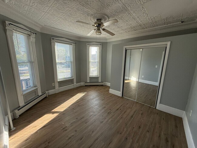 Building Photo - 180 Pine St