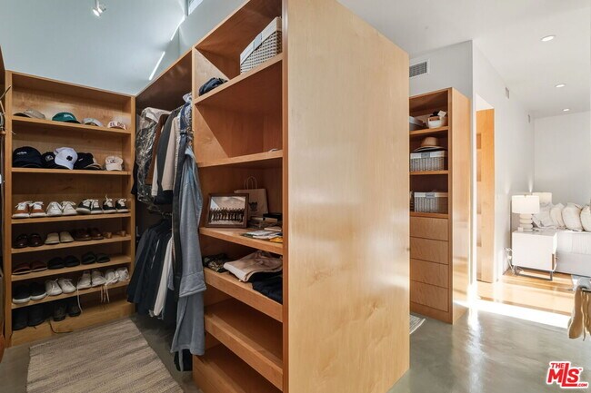 Building Photo - 1849 Fox Hills Dr