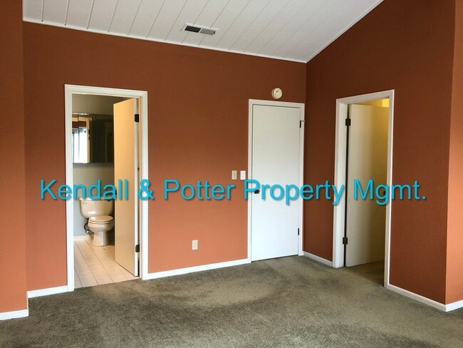Building Photo - Spacious 3 bed/2.5 bath End Unit Townhome ...