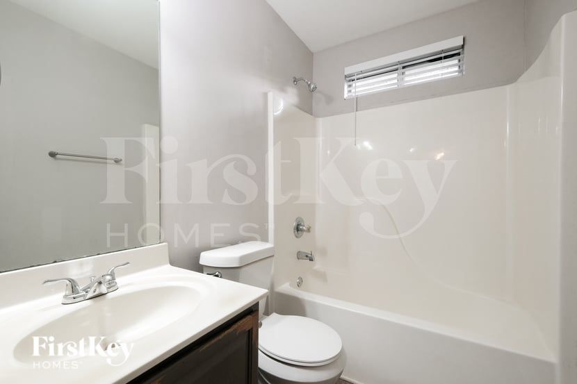 Building Photo - 3810 Riversong Dr NW