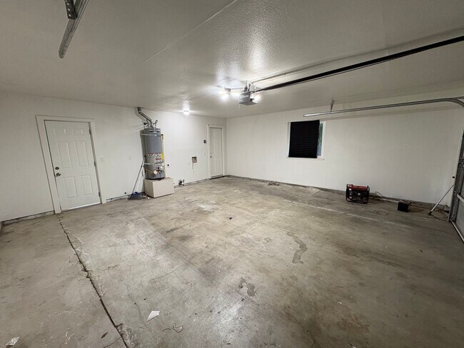 Building Photo - Solar equipped Lemoore home Available Now!