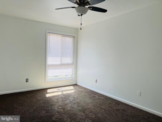 Building Photo - 8613 Seasons Way