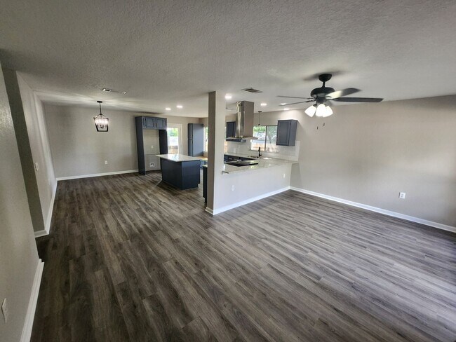 Building Photo - Move in ready. Fully remodeled