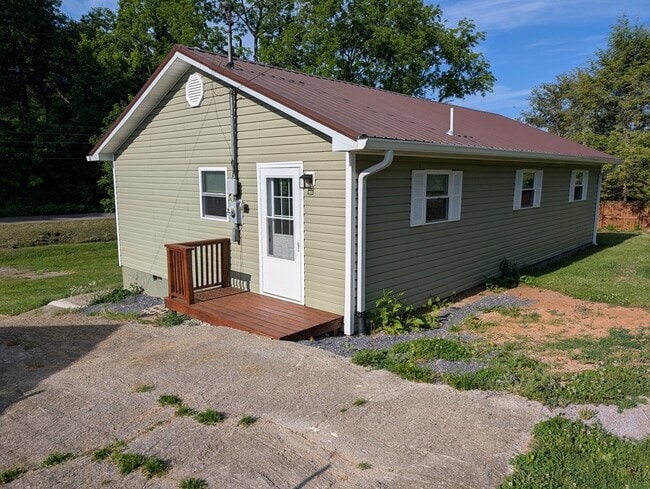 Building Photo - 879 Poor Farm Rd