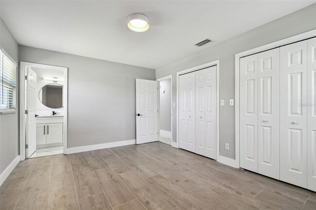 Building Photo - 3913 Fontainebleau Dr