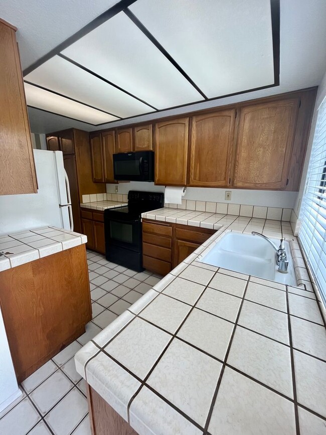 Building Photo - HUGE 2BD/2BA CLAIREMONT CONDO W/ 2 CAR GARAGE - ONLY $3,295/MONTH