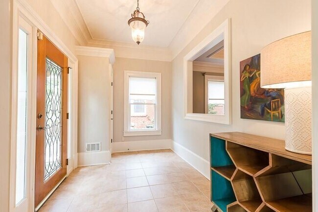 Building Photo - 1106 McLynn Ave NE