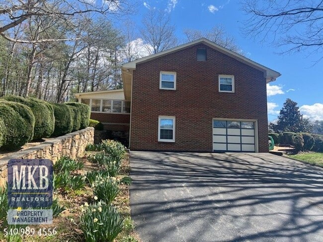 Building Photo - 4bd/3bth SW County Home