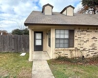 Building Photo - AVAILABLE NOW!!! Half Duplex 2 bed 1 bath in Dallas