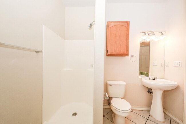 Building Photo - 1000 Ranchway Dr