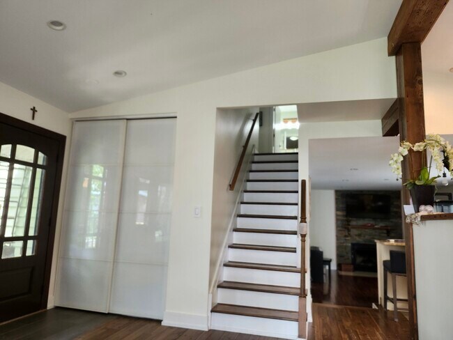 Building Photo - 301 Oakbrook Ct