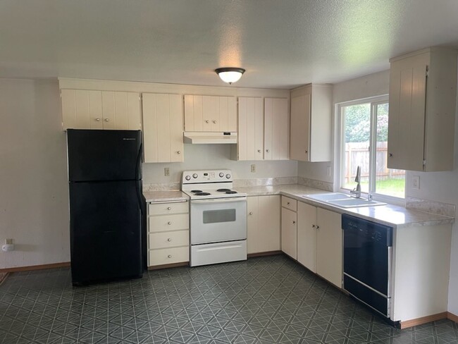 Building Photo - Spanaway rambler home - 3 bedrooms 1 bath,...
