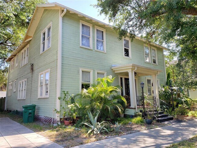 Building Photo - 606 W Azeele St