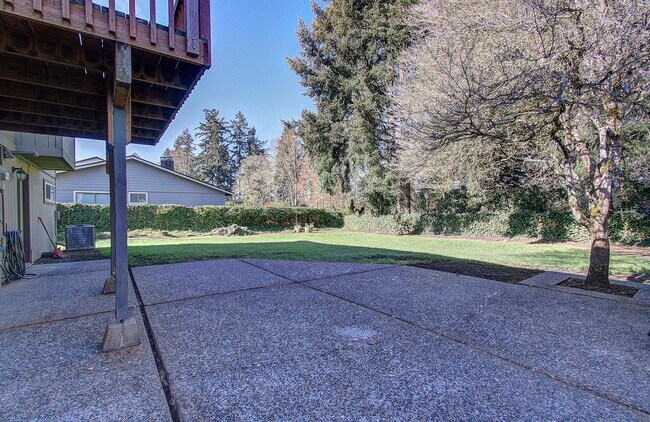 Building Photo - Spacious 4bd 2.5ba Home - Avail. Now!