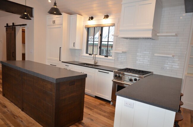 Building Photo - 300 Washington Rd