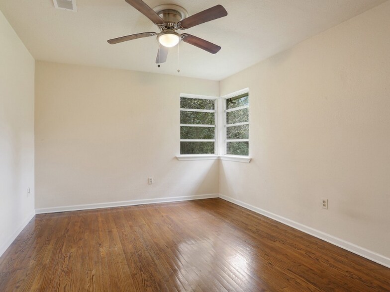 Building Photo - 604 Maple St