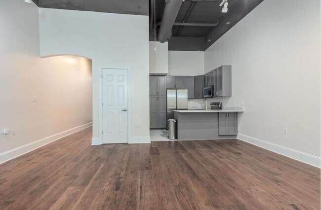 Building Photo - Modern Downtown Memphis Condo with Prime Location