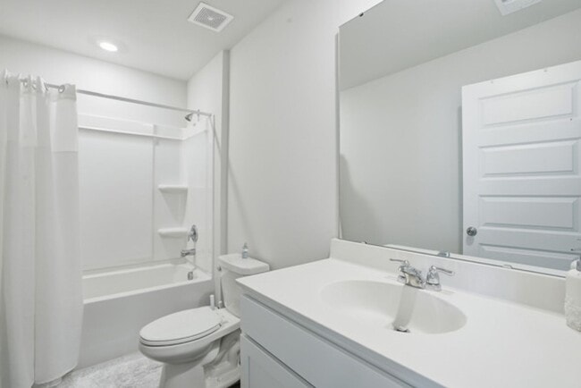 Building Photo - New Hampstead Beauty