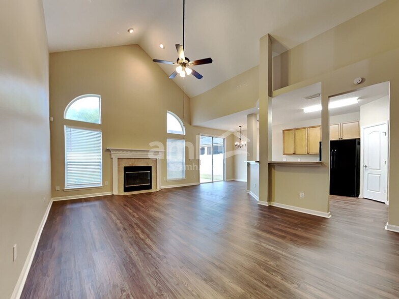 Building Photo - 890 Thoroughbred Dr