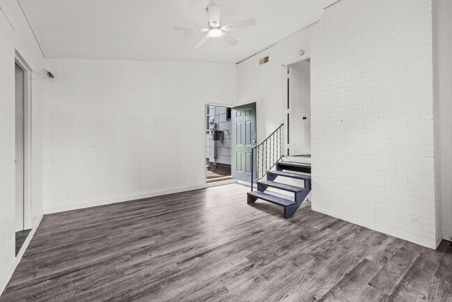 Building Photo - Charming 4 Bedroom, 2 Bathroom house