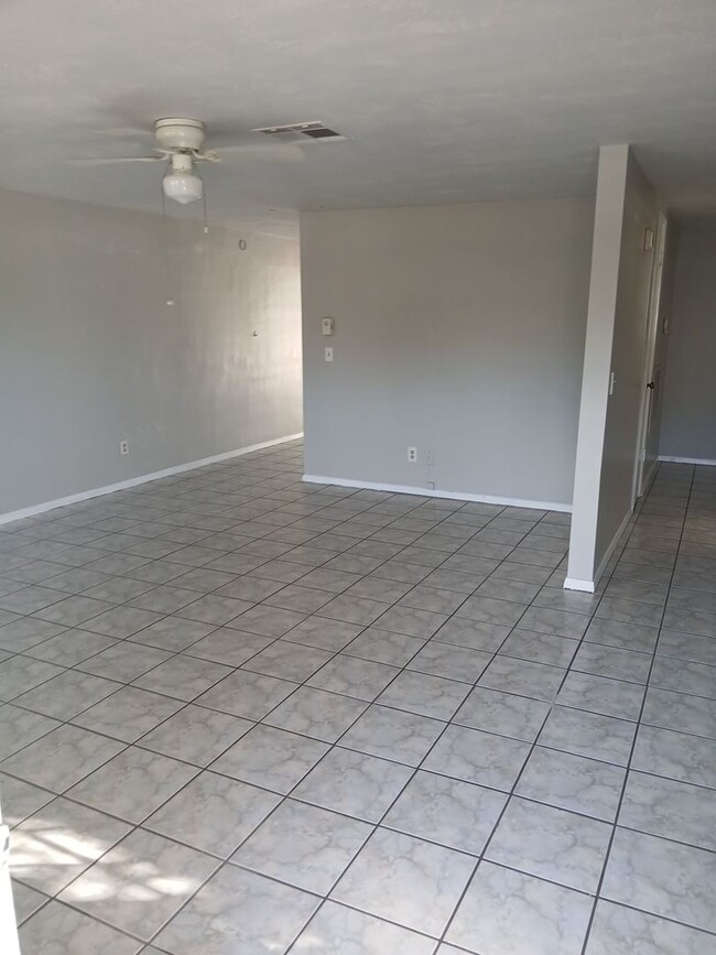 Building Photo - Updated 2 Bed / 2 Bath Home for Rent – Near Downtown New Port Richey