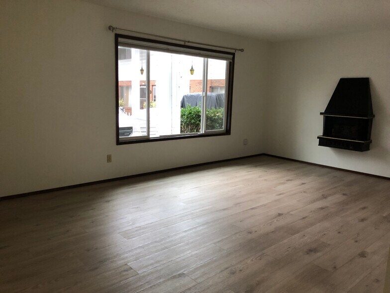 Livingroom - 5204 NE Glisan St