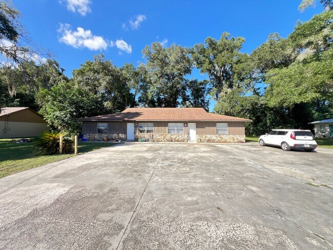 Building Photo - Charming Renovated 2 Bedroom, 1 Bathroom Home in Prime Ocala Location! Lawn Care Included!!