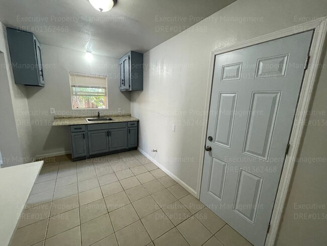 Building Photo - 1 bedroom 1 bathroom  back house with a pr...