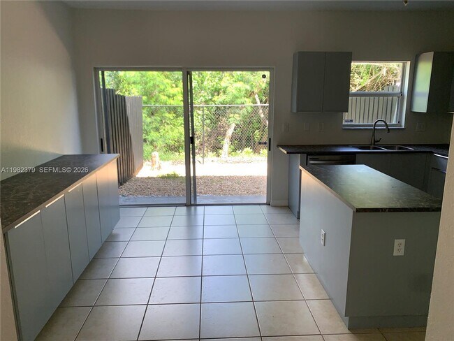 Building Photo - 3001 SE 17th Ave