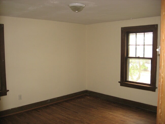 Building Photo - 419 E Pettit Ave