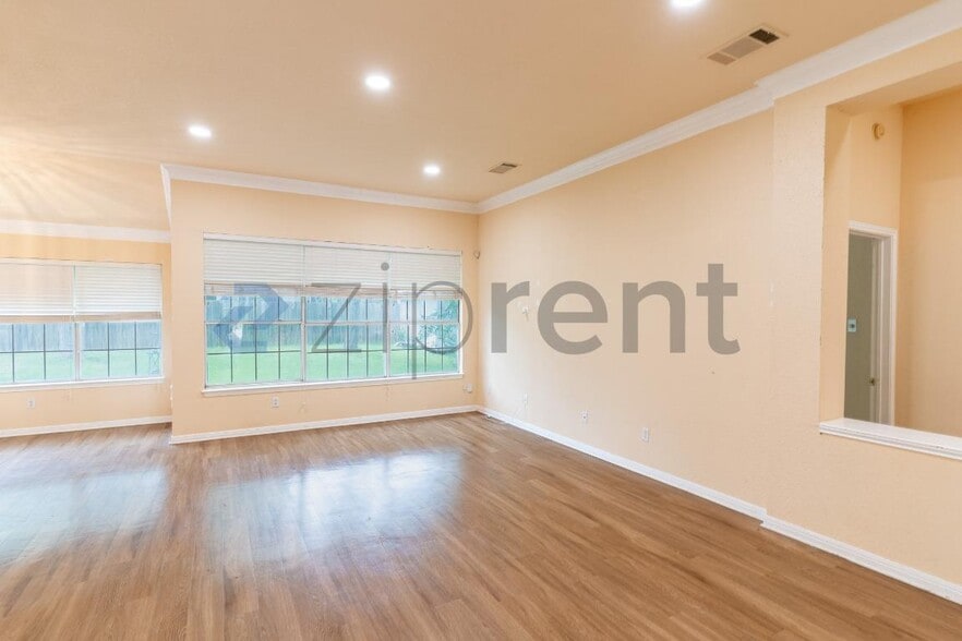 Building Photo - Unit