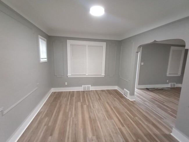 Building Photo - Charming 3 bedroom/1.5 bath Brick Home - Now Available!