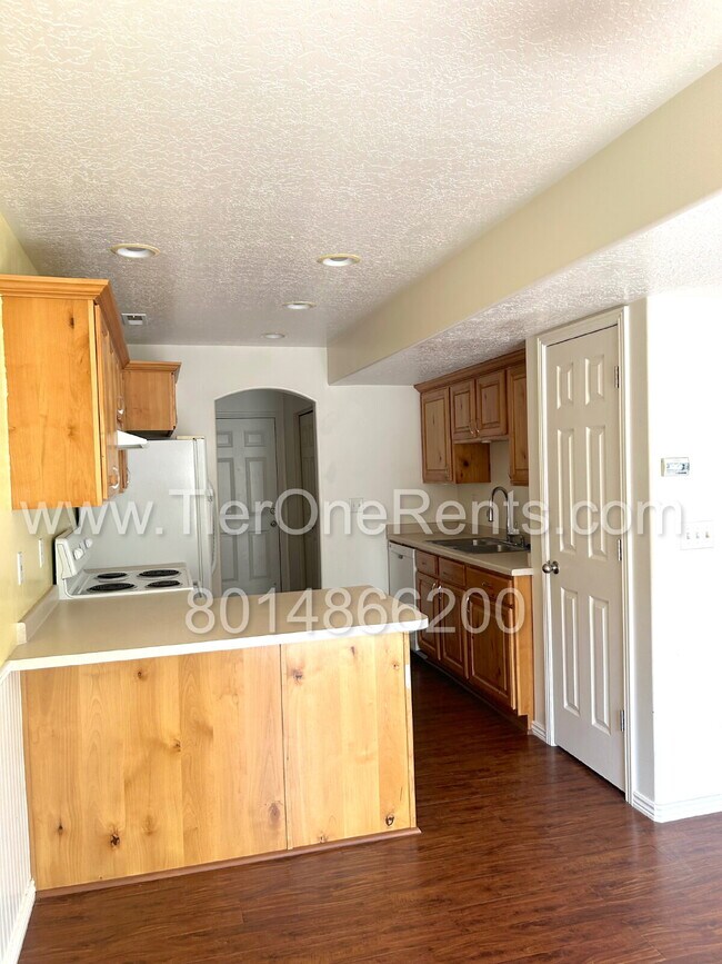 Building Photo - Move-in special: $500 off First months rent
