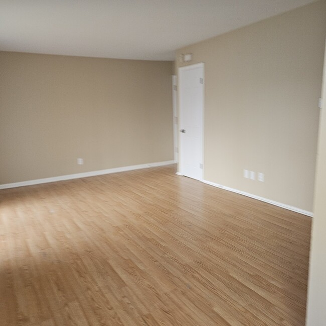 Building Photo - 1351 Monomoy St