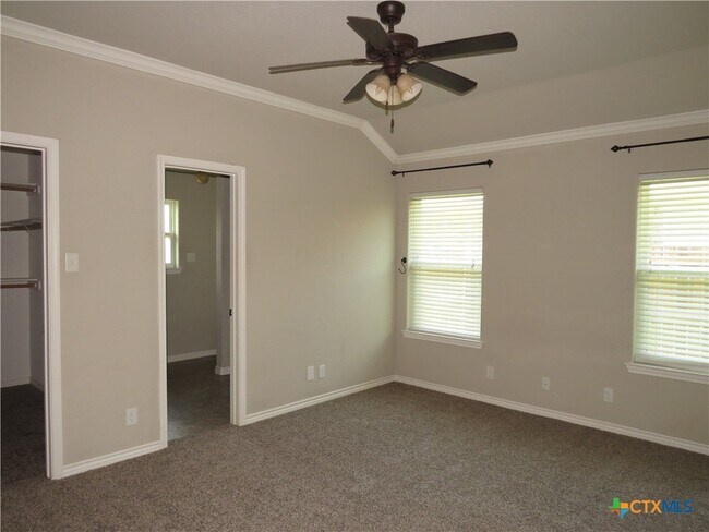 Building Photo - 2604 Hector Dr