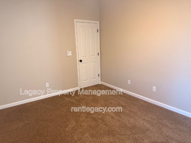 Building Photo - 4711 Summerset Dr