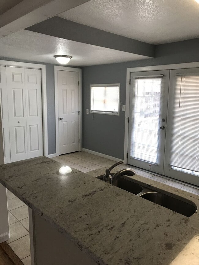 Building Photo - Pre Leasing for Fall 2026!!