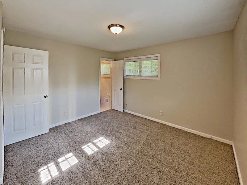 Building Photo - 728 Birchwood Ln SW