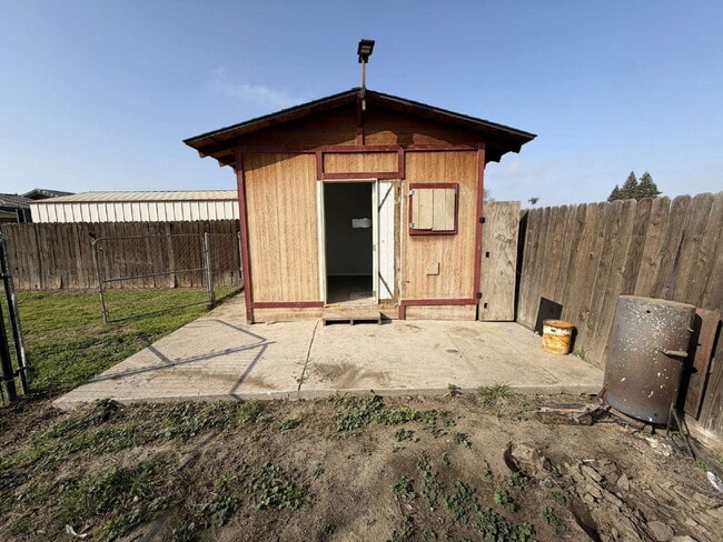 Building Photo - Spacious Single-Story Home with Large Yard & Classic Charm