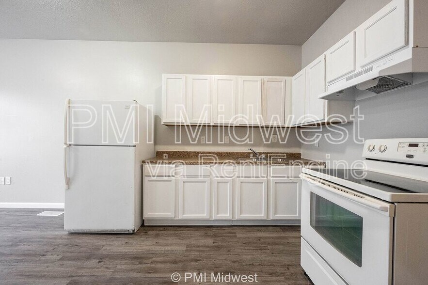 Building Photo - 3014 W 10th St