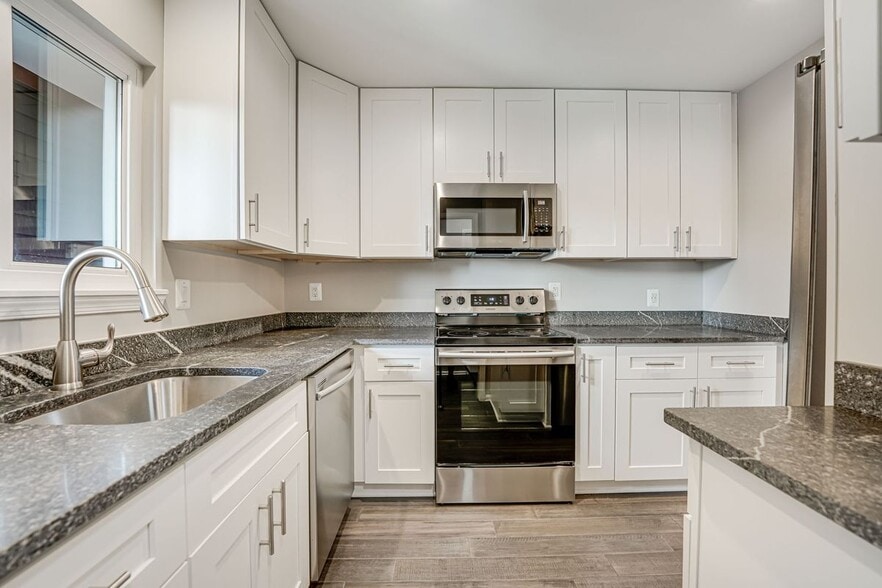 Building Photo - 2815 Lee Oaks Ct